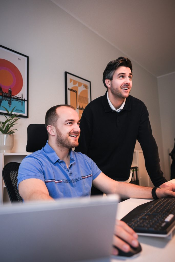 Martin Wagner und Eric Lucyga vom Immobilienhaus Wagner im Büro