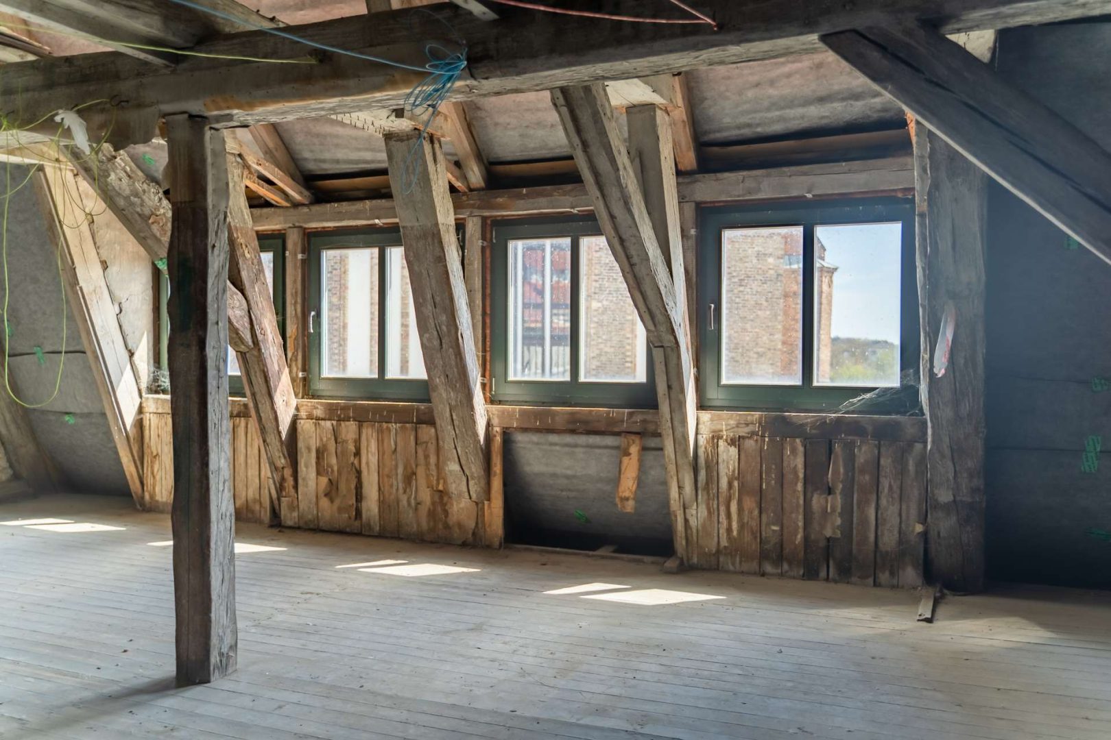 Trockenboden Dachgeschoss mit Ausblick auf die Nikolaikirche