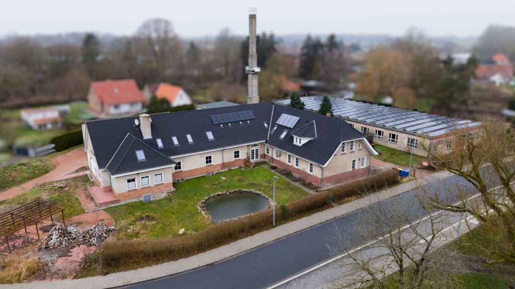 Drohnenaufnahme Mehrfamilienhaus Straßenseite