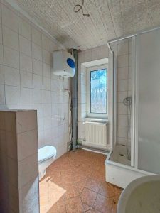 Bad mit Dusche im 1. OG