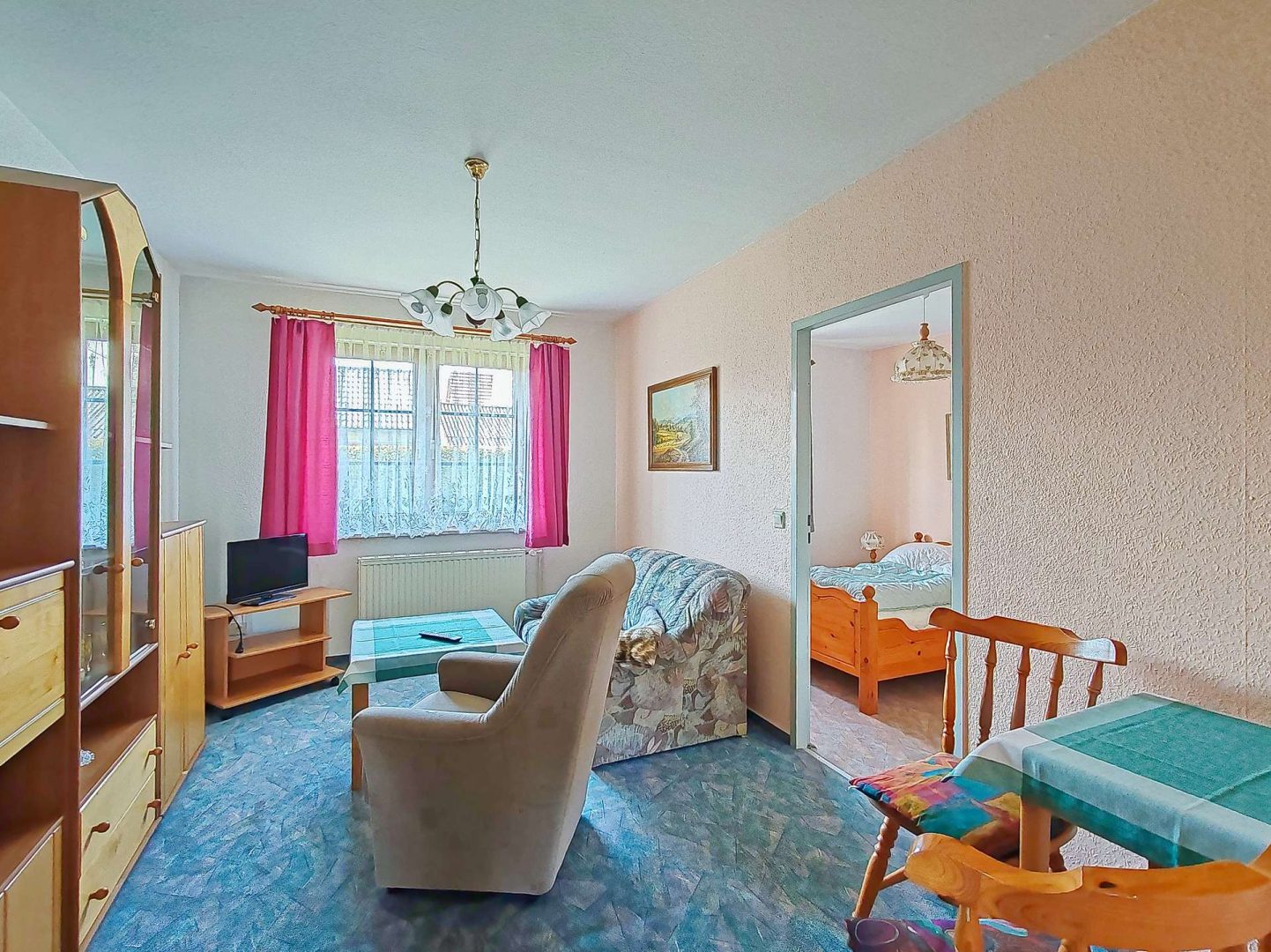 Wohnzimmer Wohnung rechts