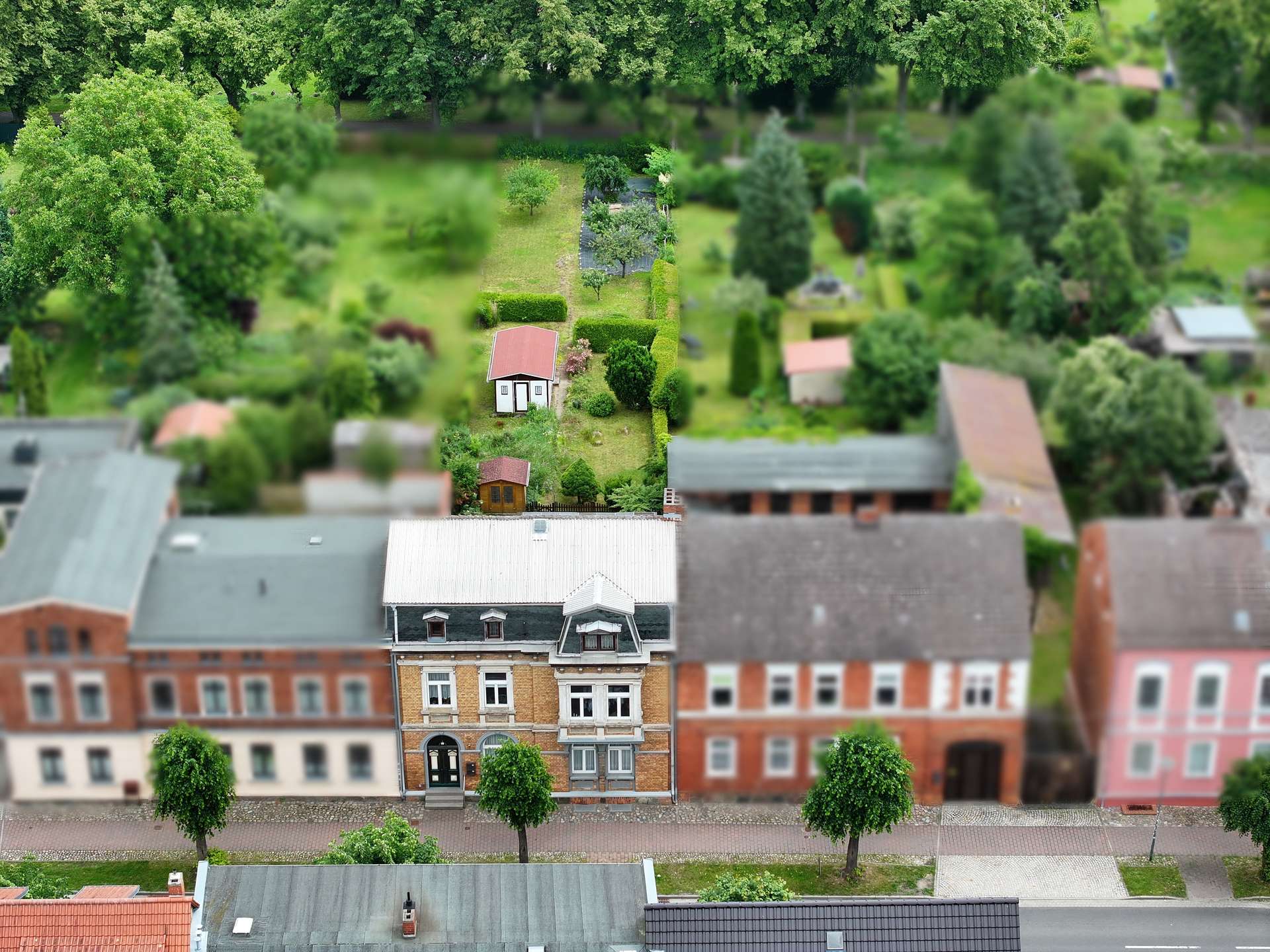 Mehrfamilienhaus mit Garten