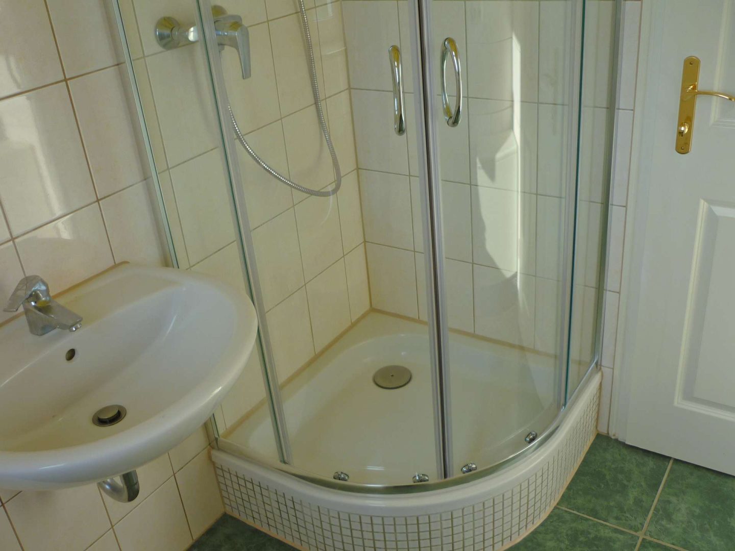 Bad mit Dusche im OG