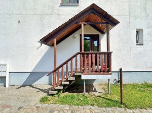 Seitlicher Hauseingang