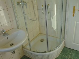 Bad mit Dusche im OG