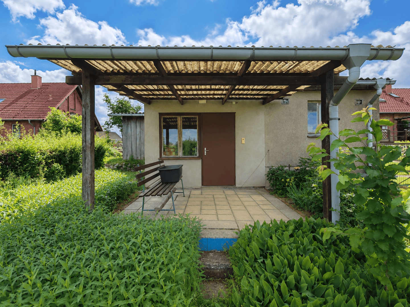 Nebengelass mit überdachter Terrasse
