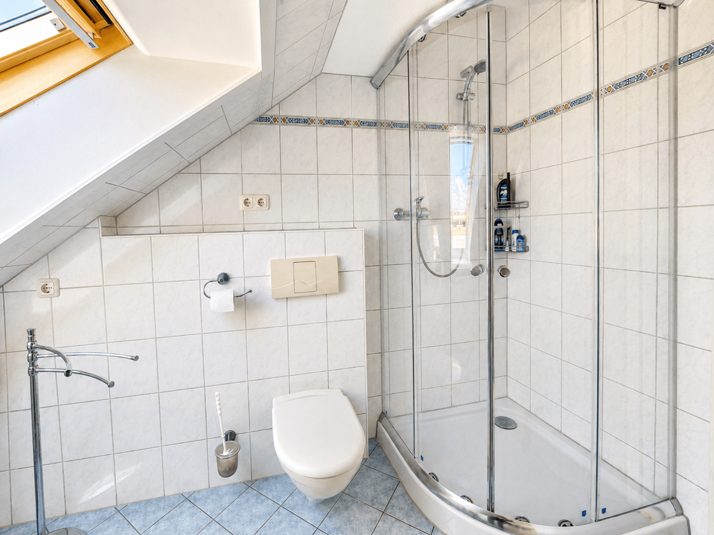 Bad mit Dusche im OG