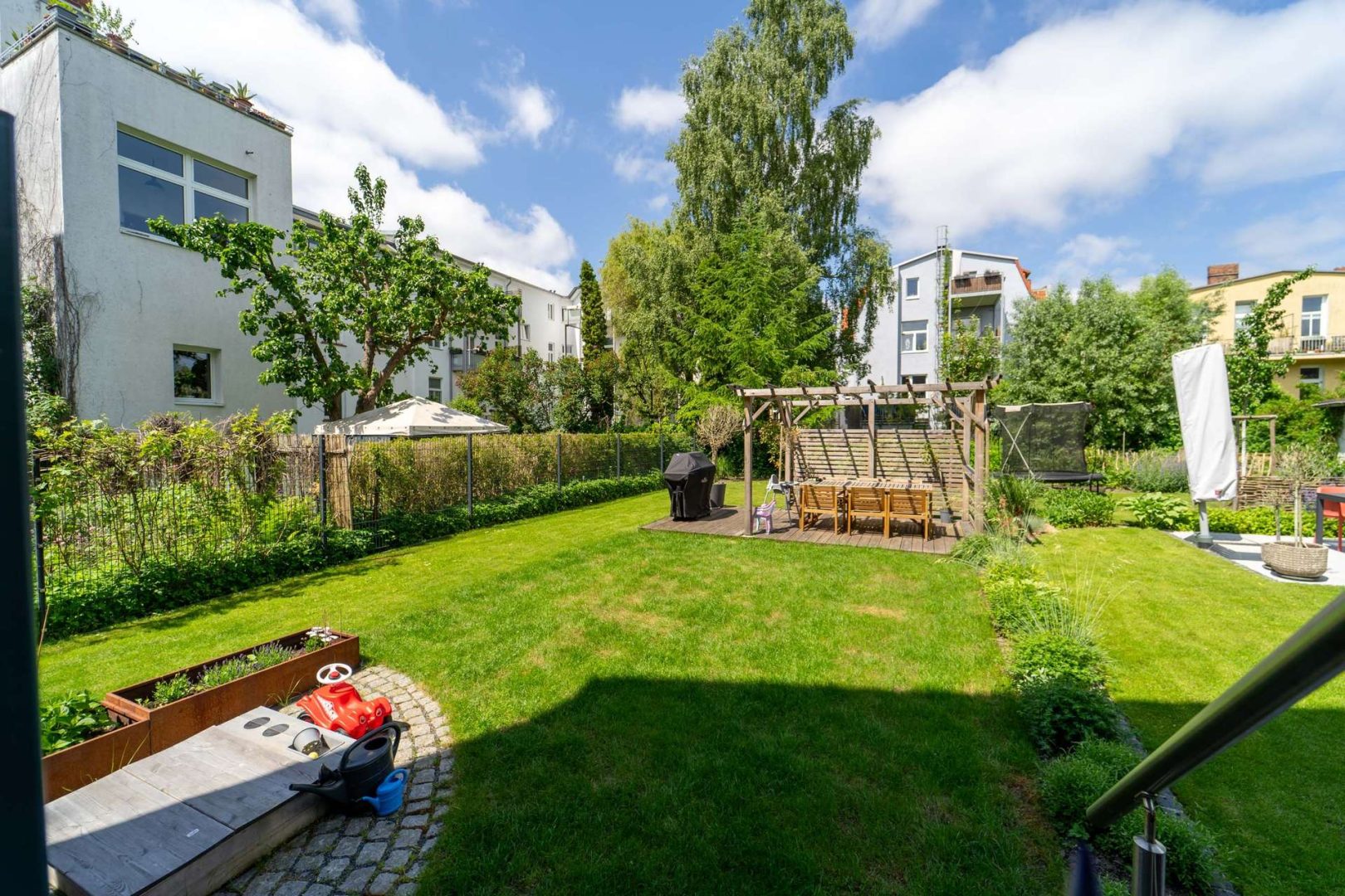 Außenansicht + Garten