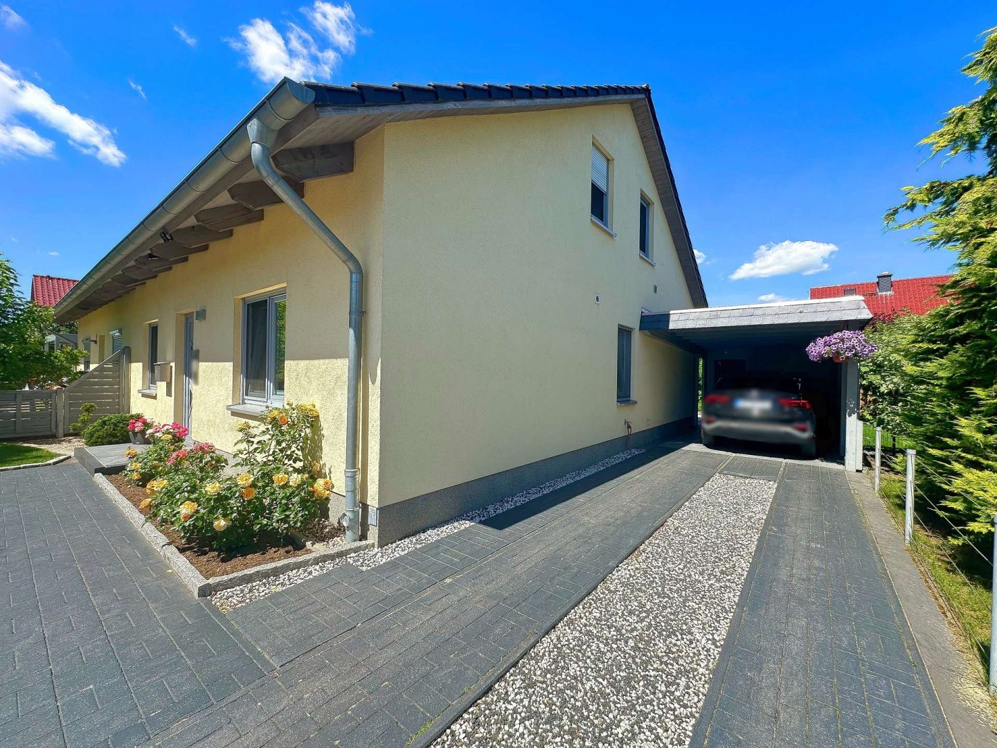 Auffahrt zum Carport