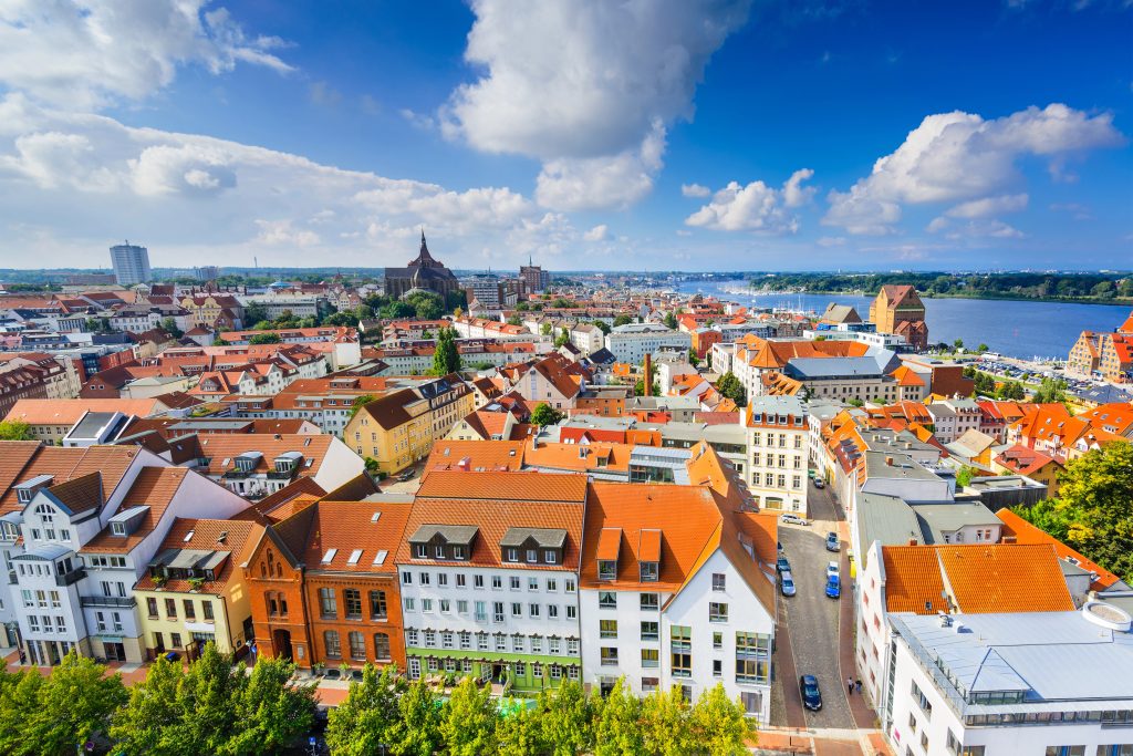 Blick über die Rostocker Altstadt mit Petrikirche und Warnow
