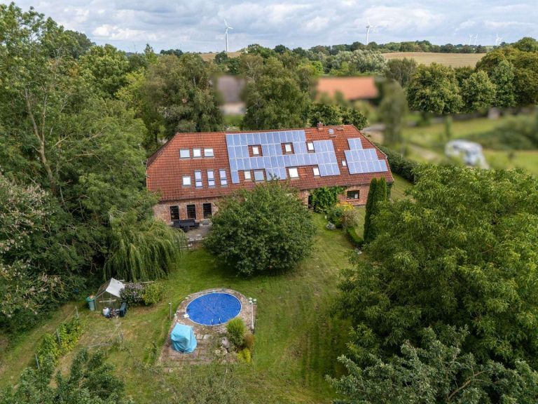 Ansicht Garten mit Pool