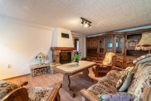 Zimmer mit Kamin im Kellergeschoss