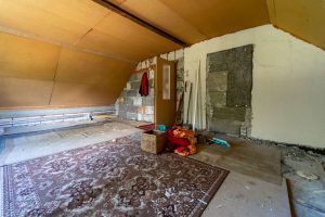 Zimmer 2 mit Ausbaupotenzial - OG
