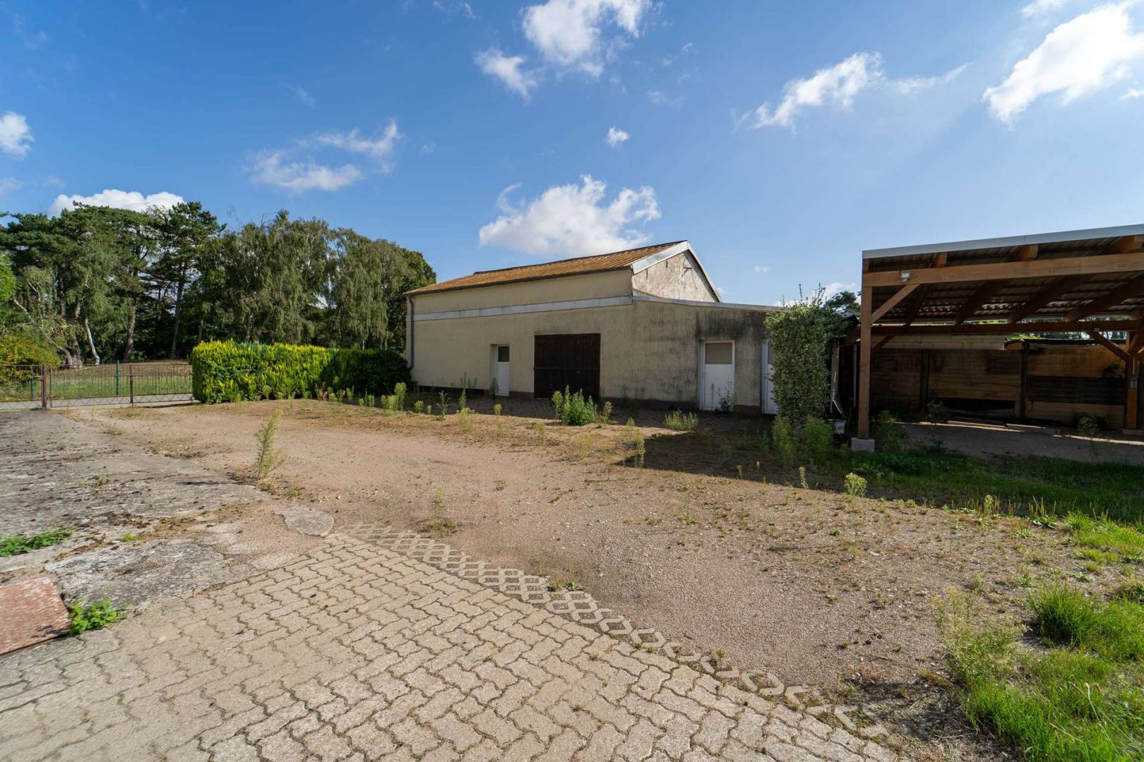 Innenhof mit Auffahrt