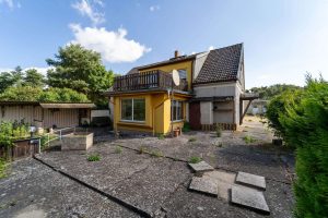 Blick zum Haus und Balkon