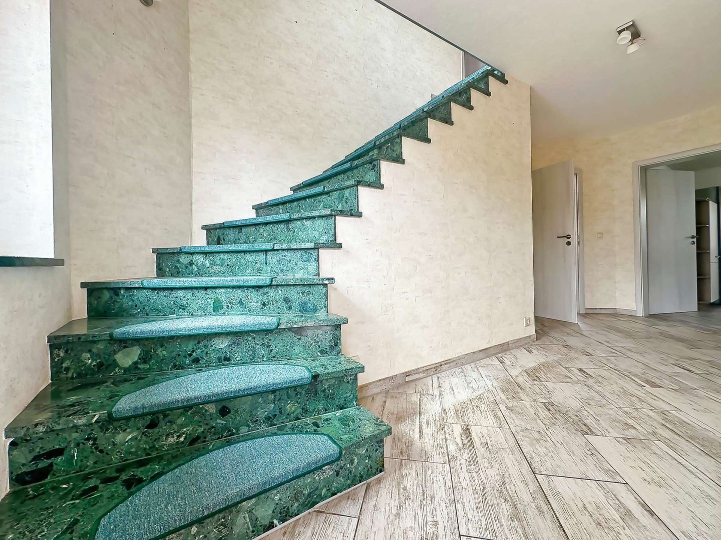 Flur mit offener Treppe