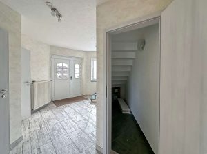 Eingangsbereich und Stauraum unter Treppe