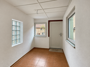 Flur mit Ausgang zum Hof