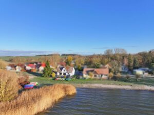 Blick vom See zum Haus