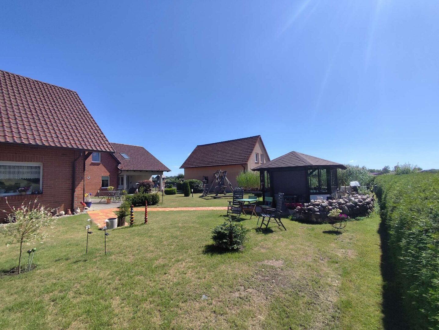 Grundstücksbereich am Wohnhaus 1