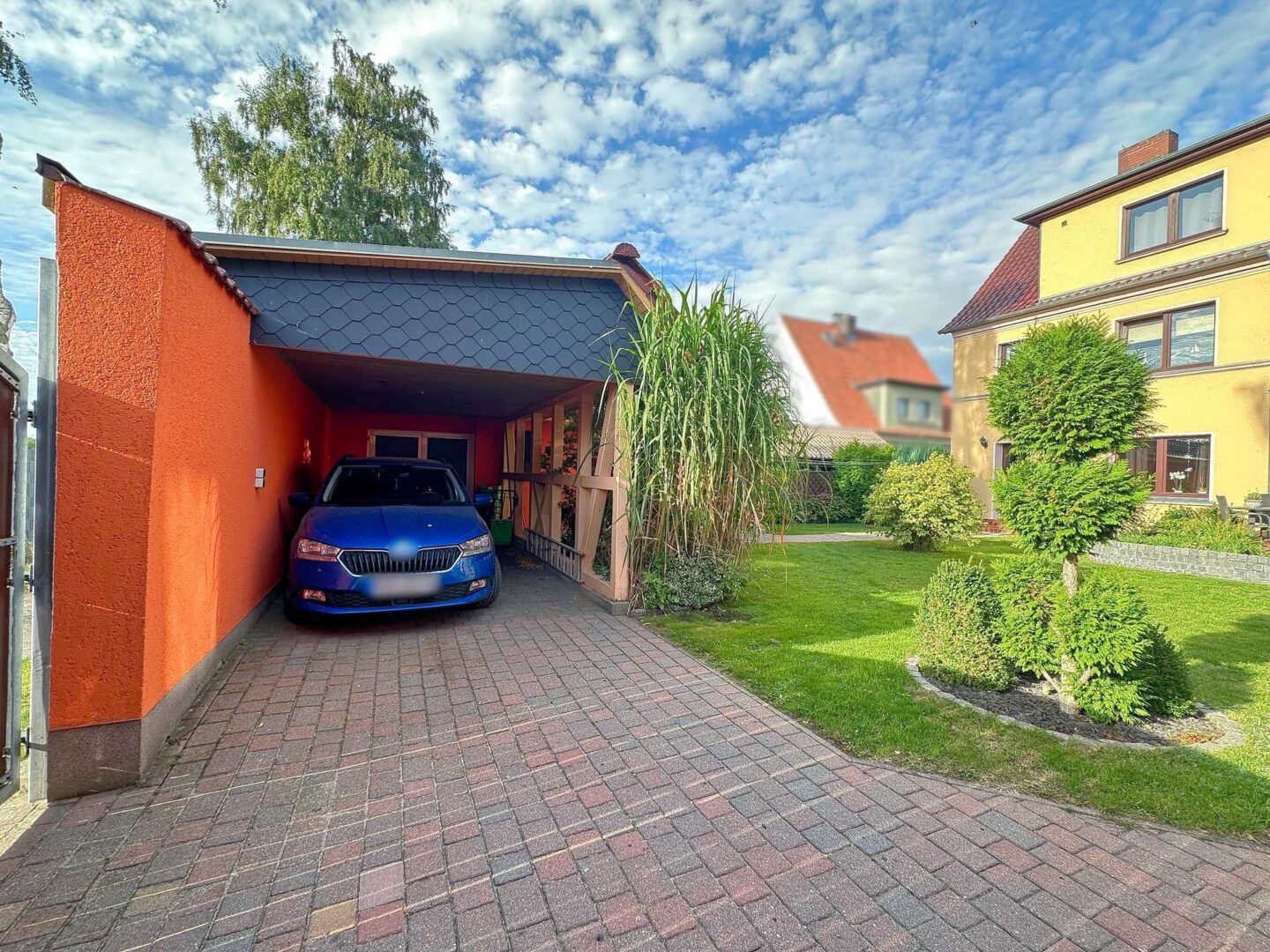 Carport im Innenhof