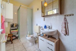 Badezimmer Erdgeschoss mit Dusche
