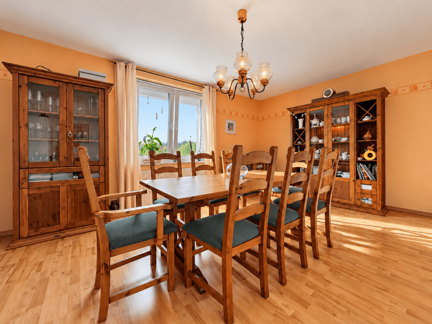 Traditionelles Esszimmer im Sonnenlicht