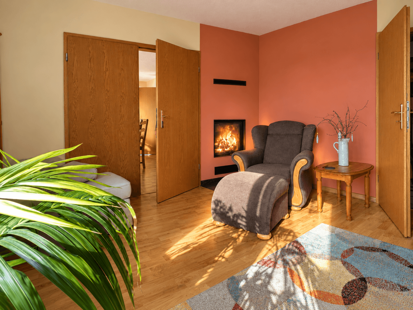Wohnzimmer mit Kamin im OG