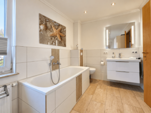Helles Badezimmer