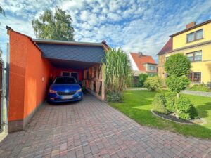 Carport im Innenhof