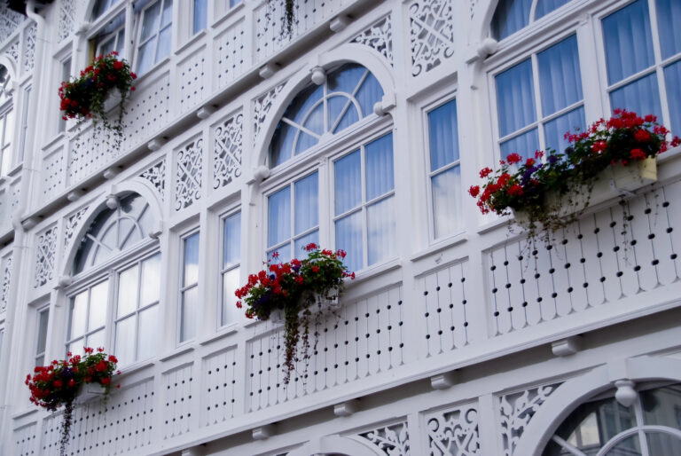 Weiße Bäderarchitektur mit Balkonen und Blumenkästen auf Rügen