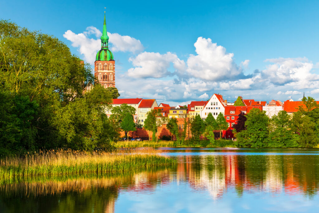 Stralsunder Altstadt mit Wohnhäusern und Nikolaikirche am Knieperteich